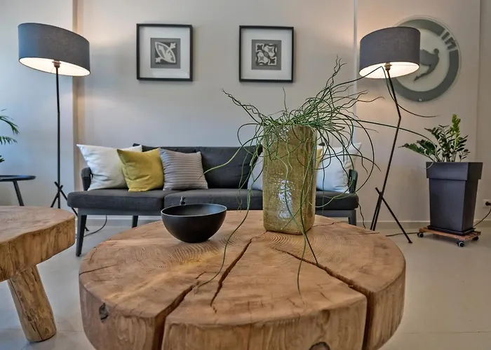 Icarus Suites & Apartments By \