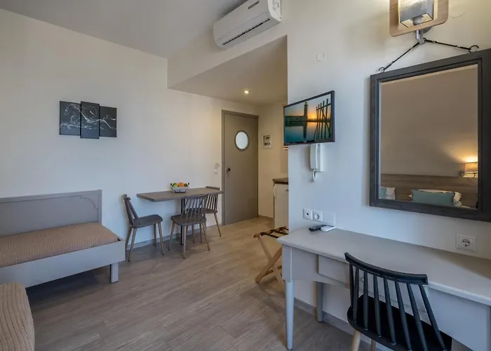Icarus Suites & Apartments By \