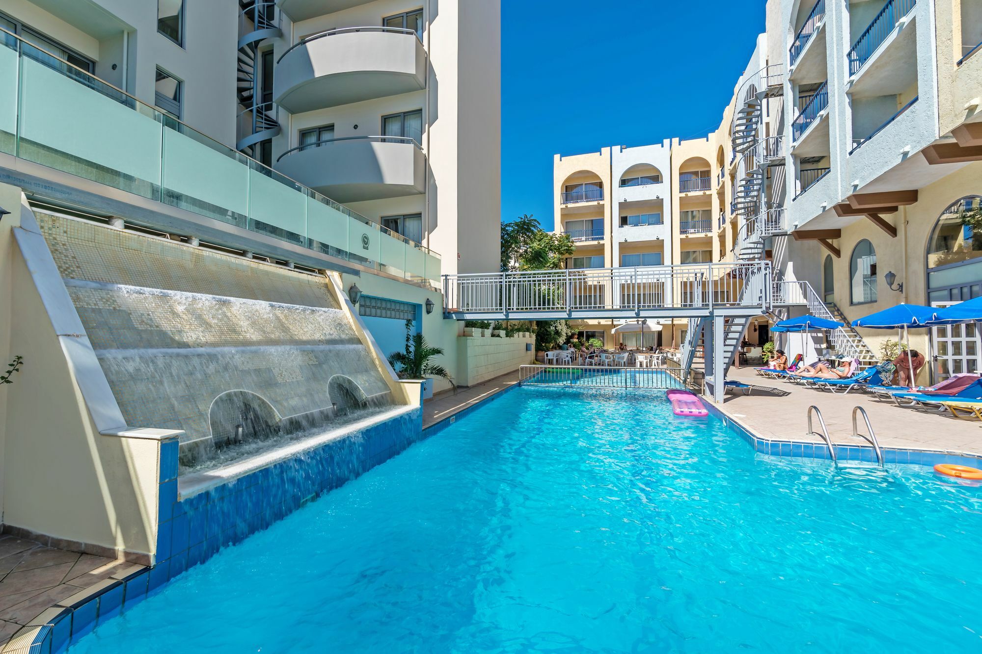 Hotel Icarus & By 